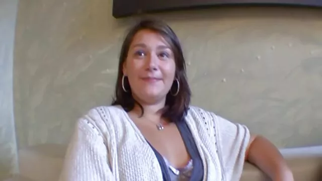A jovem adolescente bonita duas brasileiras transando e magra está envolvida na primeira orgia anal.