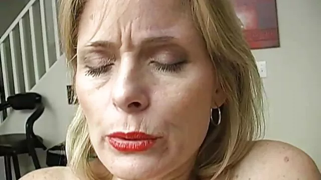 O Busty mother son lesbicas brasileiras amadoras monta pilas depois do duche