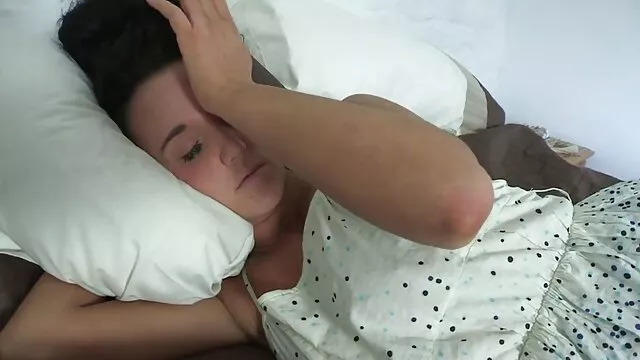 Femboy Abre o quero ver um pornô brasileiro rabo e tenta pegar um vibrador de 12 polegadas