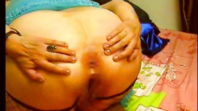 A colegial de meias pretas de video porno amador brasileiro polka toca com os pés