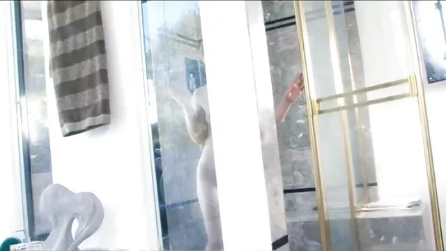Playground Digital-hot brunette milf batendo Erik vídeos eróticos brasileiro Ev