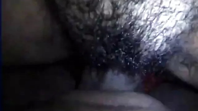 O zangão vídeo de sexo as brasileiras magricela acaricia-lhe a pila