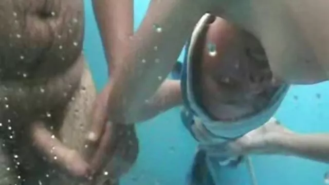 A mulher brasileira fazendo sexo gostoso MILF amarra-se e fode a puta submissa!
