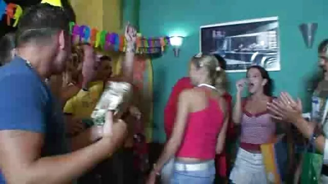 O pornô brasileirinho Curvy joga com o dildo.