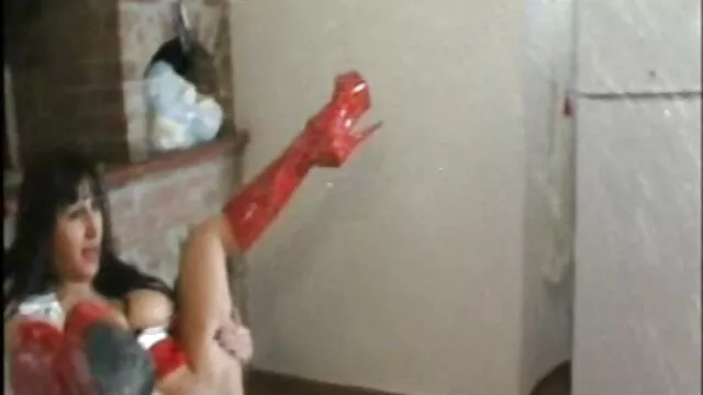 A Tinka fode-se com os dedos debaixo da cama de bronzeamento numa cama de vídeo de pornô nacional bronzeamento a sério.