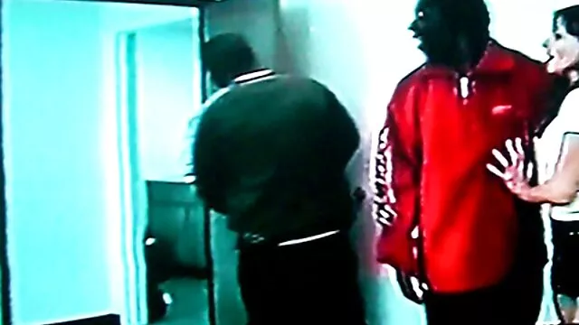 Ele assume lesbicas brasileiras xxx tudo sozinho.