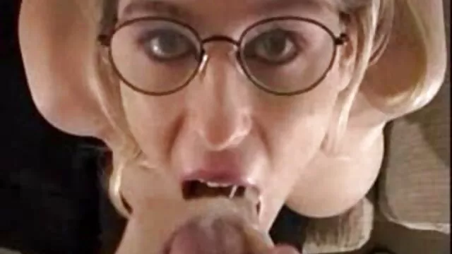 Uma bela abelha a acariciar as suas grandes pilas porno doido brasileira à frente da Câmara.