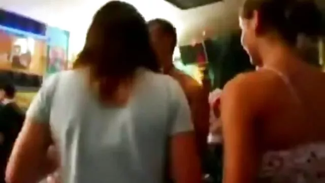 Dois amigos a comer pornô brasileiro mãe e filho uma avó loira sexy ao ar livre