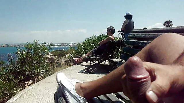 A rapariga faz o melhor Broche de doggystyle porno brasileiro padrasto e tem a mãe lá dentro.