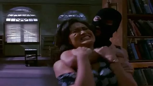 A boneca porno brasileiro forte Devi muda de uniforme pervertido.