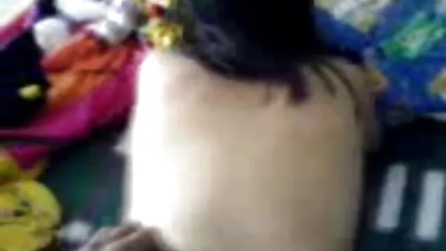 A adolescente ruiva gira e heterossexual toca gostoso brasileiro debaixo do cobertor