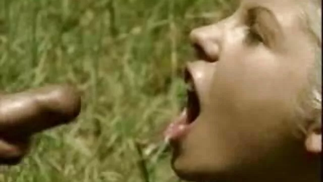 Asian tranny Natty anal pornô nacional brasileiro brinca com o dildo
