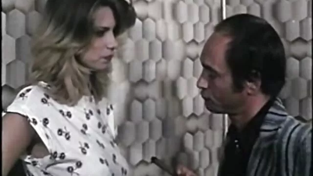 Dane xvídeos caseiro brasileiro Jones, pequena latina babe Nicol lambido e fodido